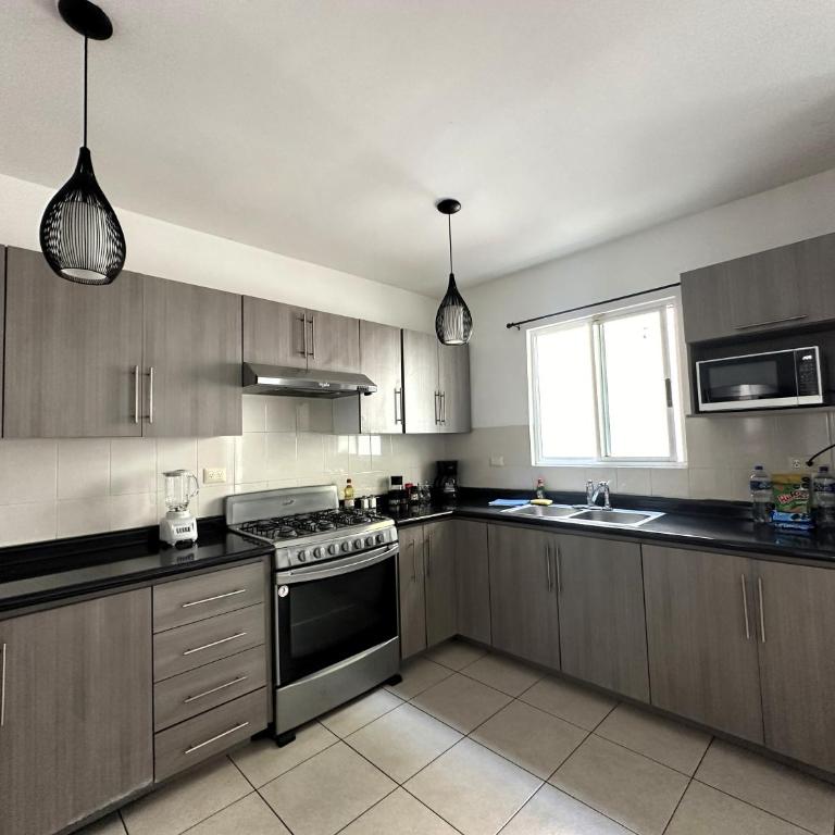 Casa completa Puerta de Hierro Grupos y Familias Totalmente equipada - Three-Bedroom House - 36