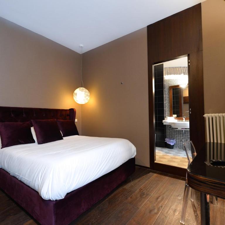 Easydomus Rome - Deluxe Three-Bedroom Apartment - Address: Via del Babuino 51 - 4