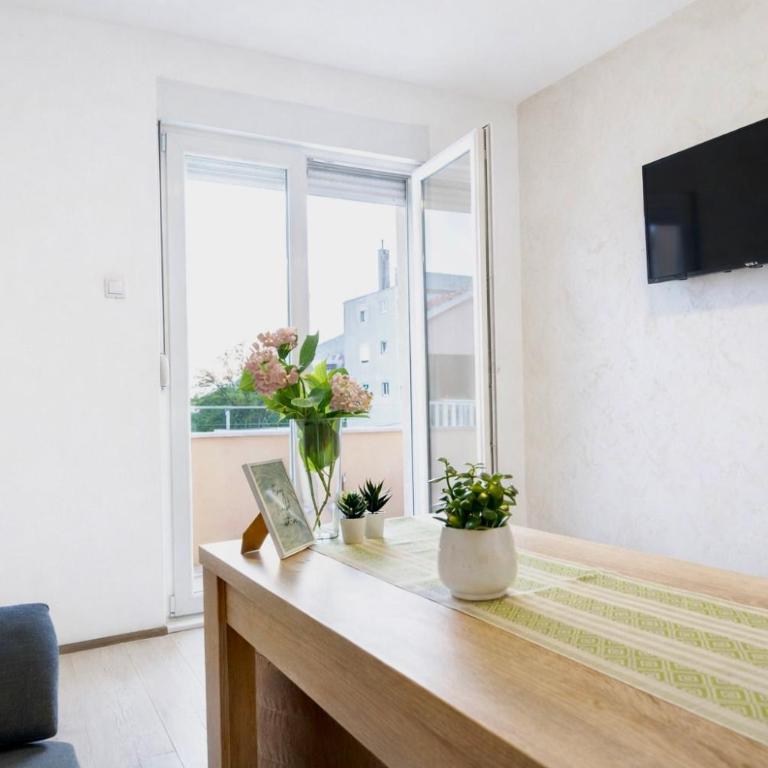 Tomm - Family Room with Terrace - 3