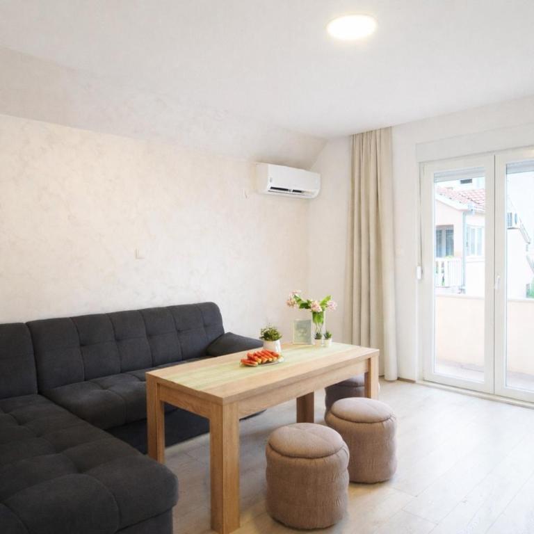 Tomm - Family Room with Terrace - 7