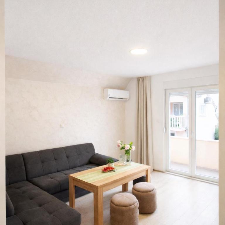 Tomm - Family Room with Terrace - 8