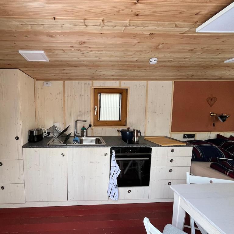 Lovingly renovated 120-year-old train car! - Haus mit 1 Schlafzimmer - 4