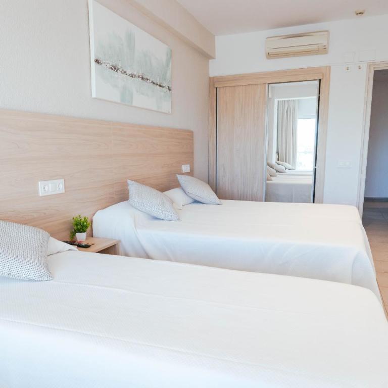 Hotel S'Agoita - Habitación Cuádruple con balcón - 11