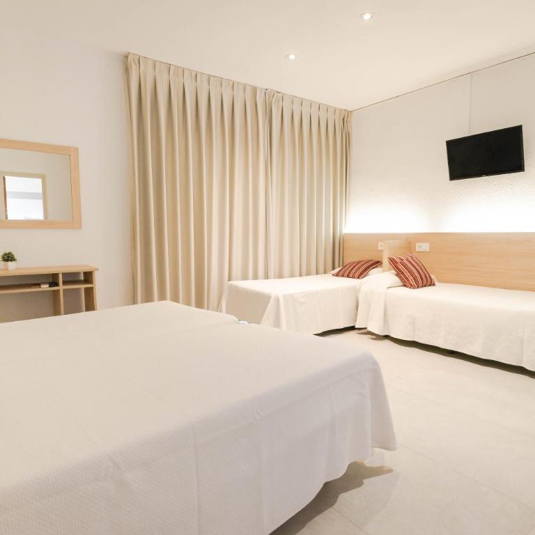 Hotel S'Agoita - Habitación Cuádruple con balcón - 7