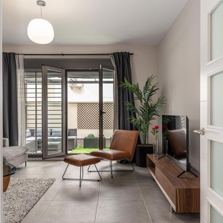Victor Apartments Retiro Park - Three-Bedroom Apartment - 16