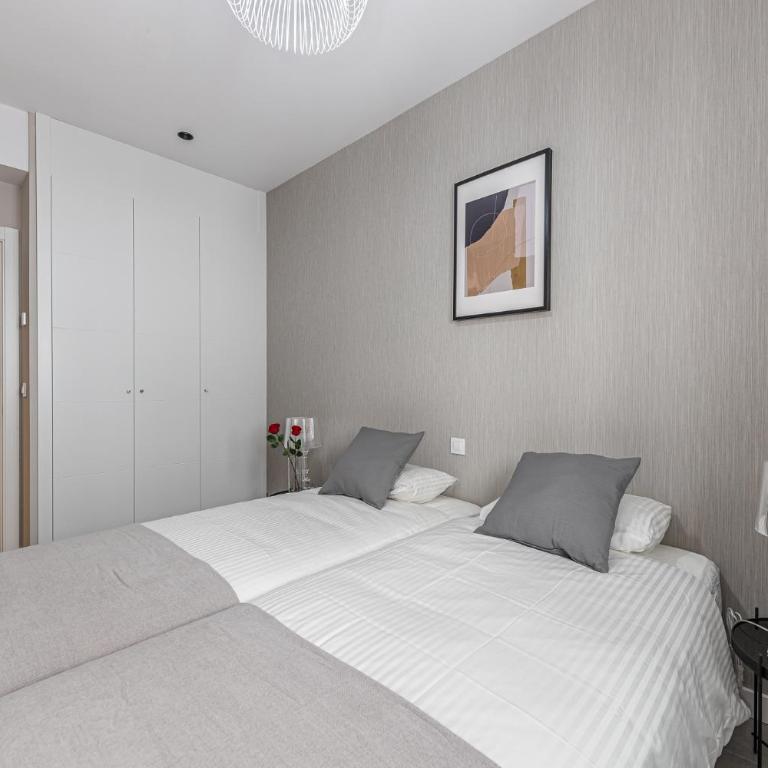 Victor Apartments Retiro Park - Three-Bedroom Apartment - 9