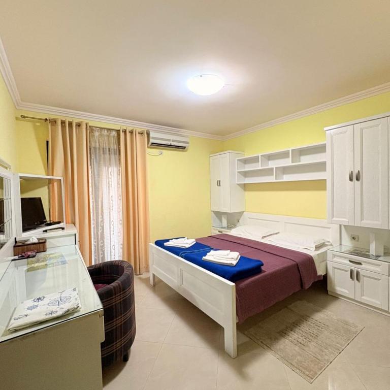 Garni Hotel Bokeška Noć - Triple Room with Balcony and Sea View - 1