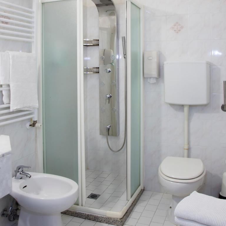 Hotel Leoni - Camera Singola con Bagno Privato - 4