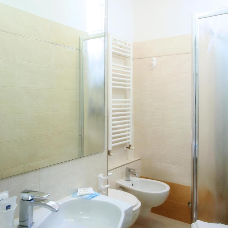 Hotel Leoni - Camera Singola con Bagno Privato - 5