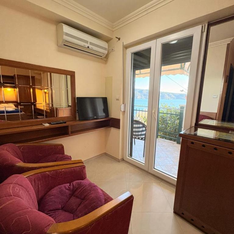 Garni Hotel Bokeška Noć - Double Room with Balcony and Sea View - 10