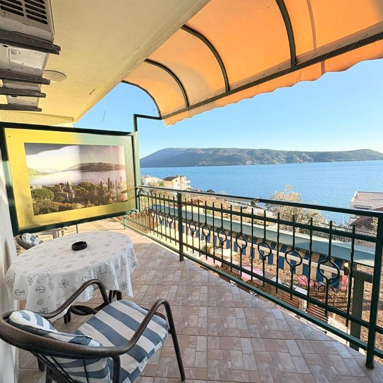 Garni Hotel Bokeška Noć - Double Room with Balcony and Sea View - 13