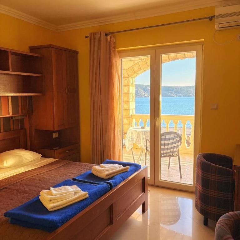 Garni Hotel Bokeška Noć - Double Room with Balcony and Sea View - 17