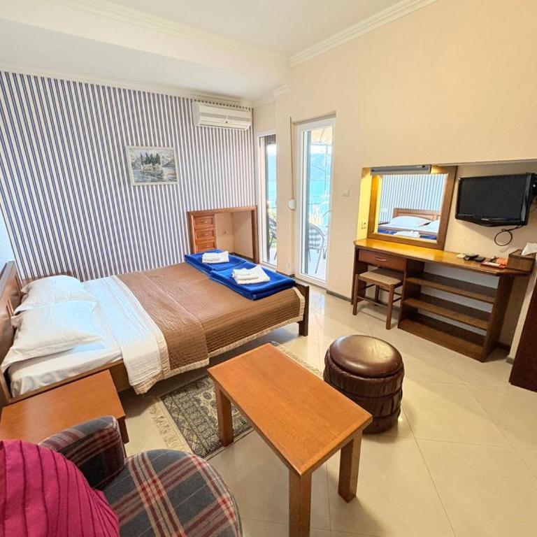 Garni Hotel Bokeška Noć - Double Room with Balcony and Sea View - 19