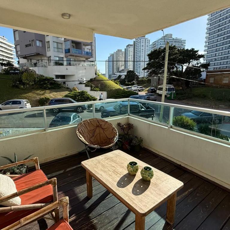 Apartamento 2 dormitorios Playa Brava - Apartamento de 2 dormitorios con balcón y vistas al mar - 1