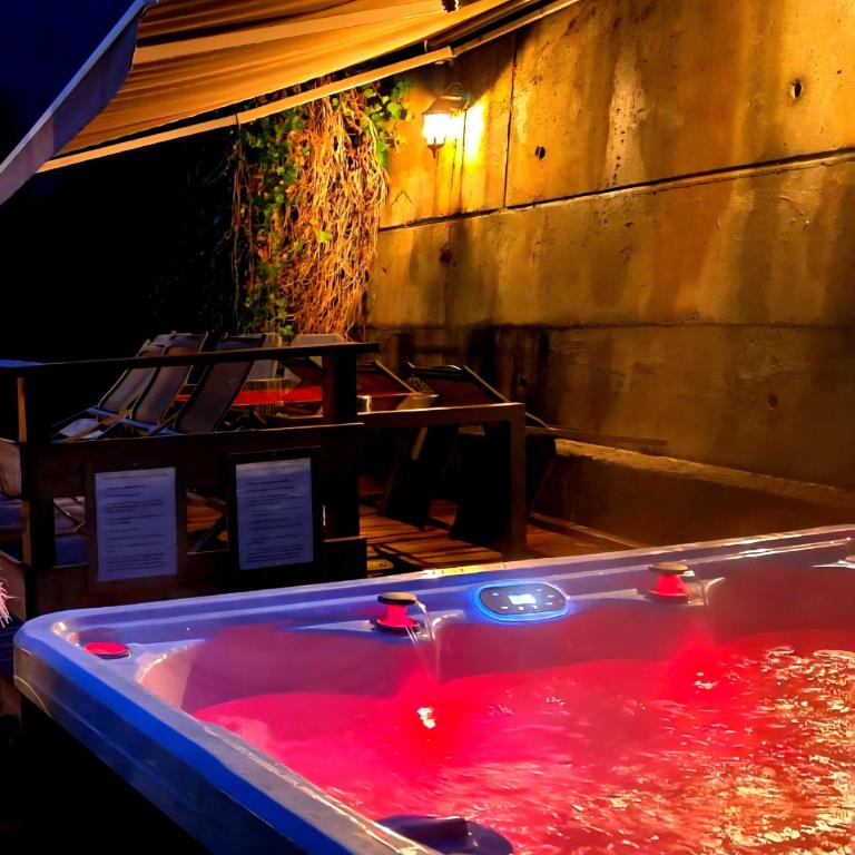 chalet cosy, jacuzzi privé, calme, idéal moto rando vélo - Maison 2 Chambres - 13