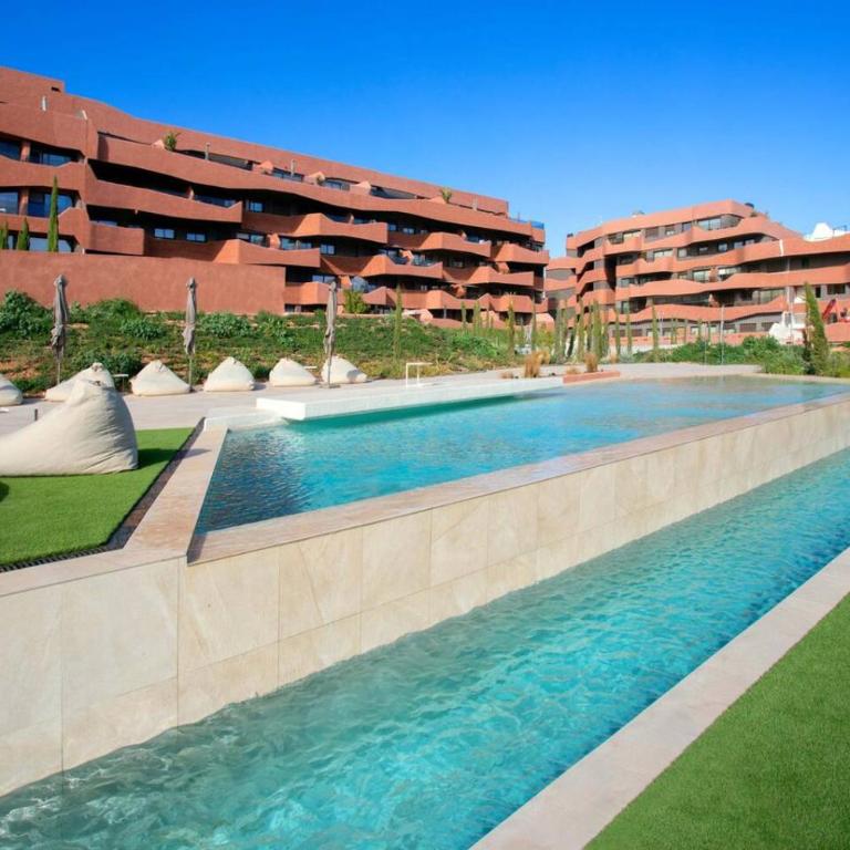Luxury UCAM Studio, Desk and High Speed WiFi - Apartment with View and Balcony - 2