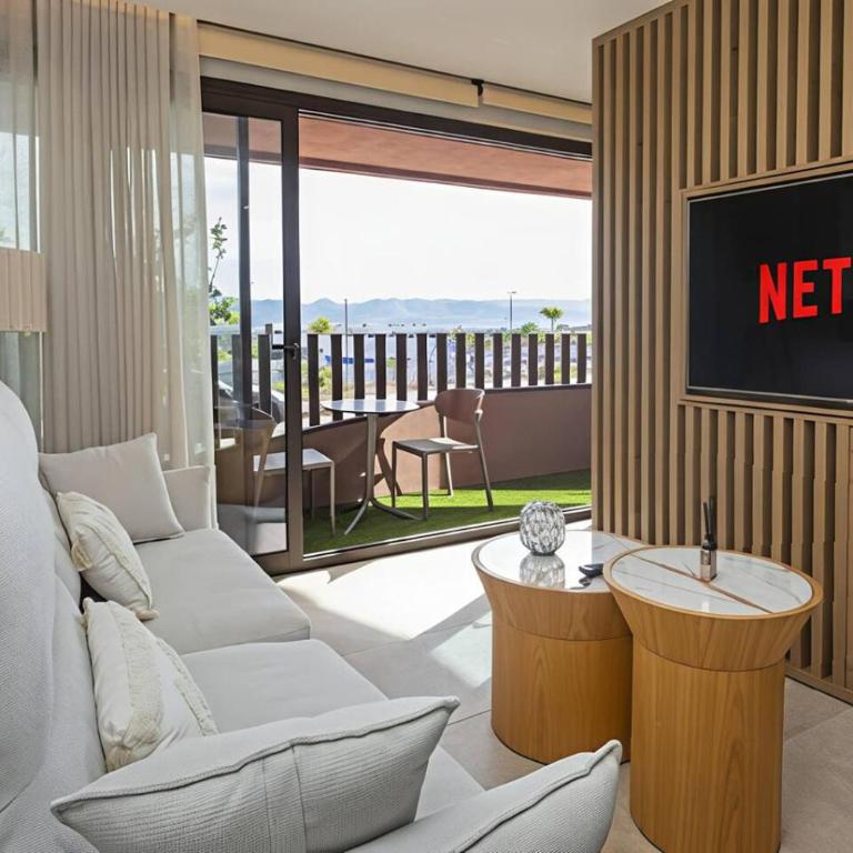 Luxury UCAM Studio, Desk and High Speed WiFi - Apartment with View and Balcony - 5