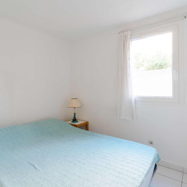 Pavillon climatisé 3 pièces avec mezzanine, terrasse, à 200m de la plage - 6 couchages - Villa 2 Chambres - 12