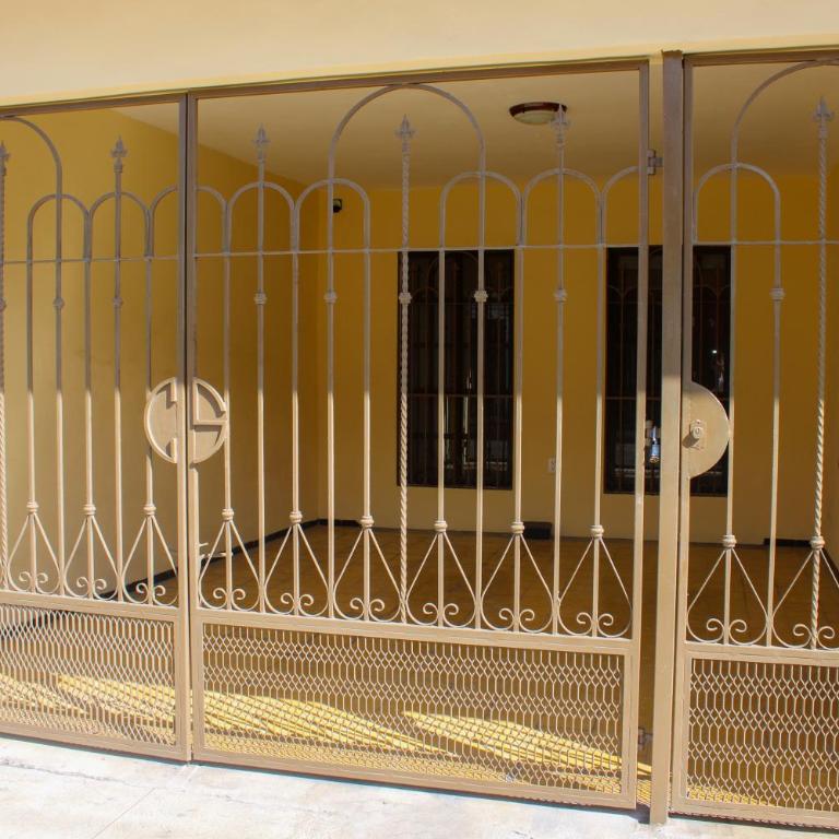 Casa 3 Torres, Calle 76. - Three-Bedroom House - 4