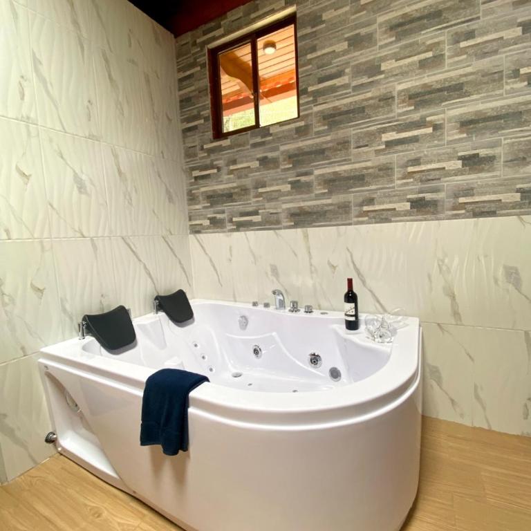 The Lookout Hideaway - Double Room with Spa Bath - 4