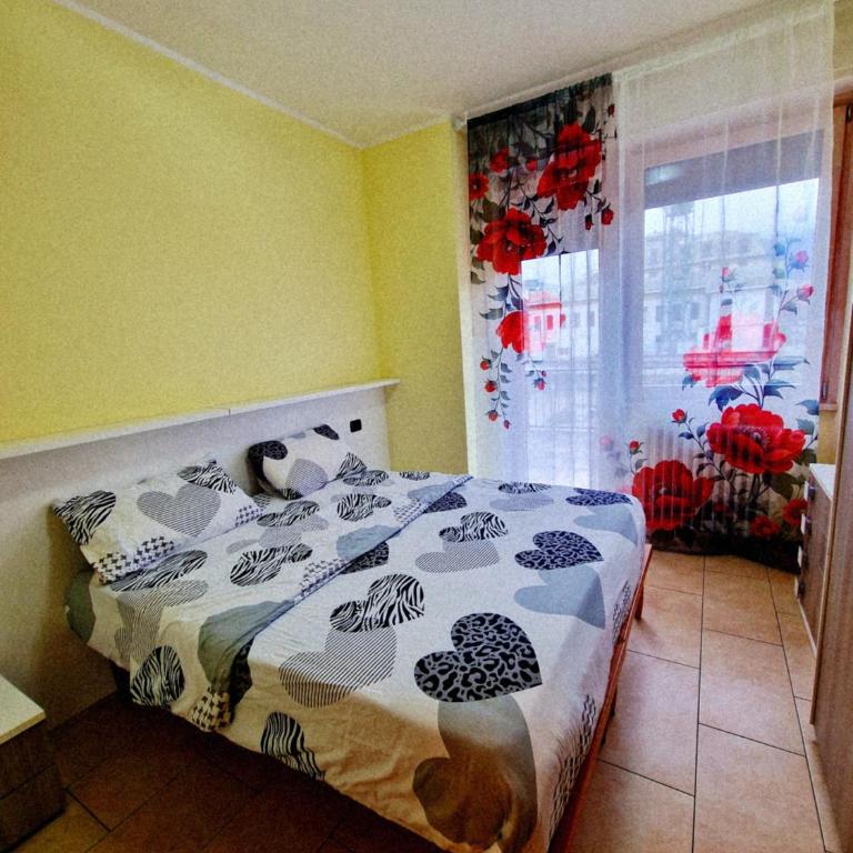 Zero Distance - 60 Steps to trains stations & Huge Terrace with Mountains View - One-Bedroom Apartment - 4