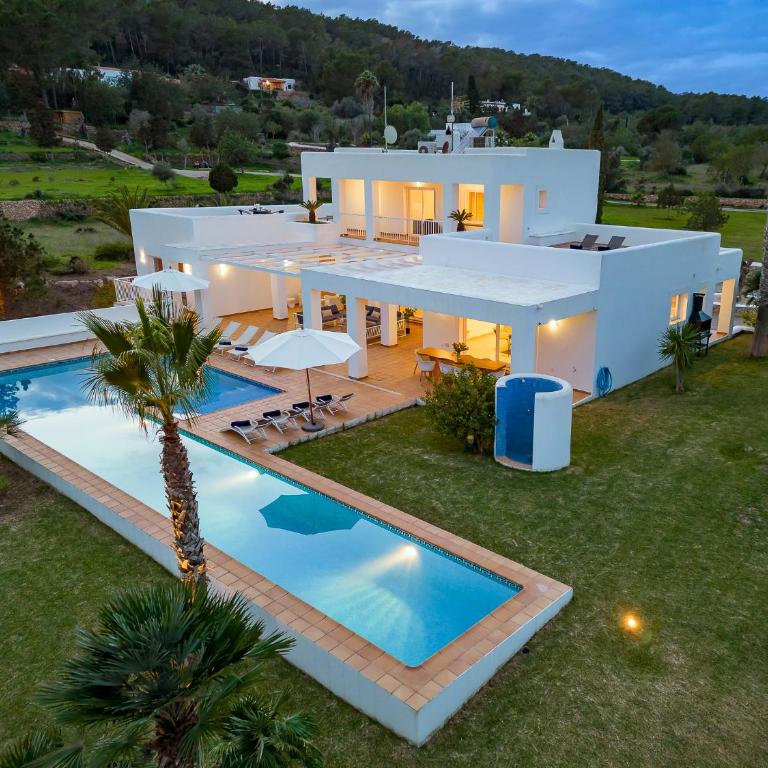 Villa near Ibiza Town sleeps 12,13 - Villa de 5 dormitorios - 1
