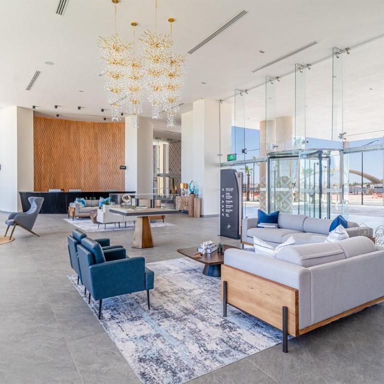 Elegant Beachfront Getaway with Unmatched Views - Ferienhaus - 2