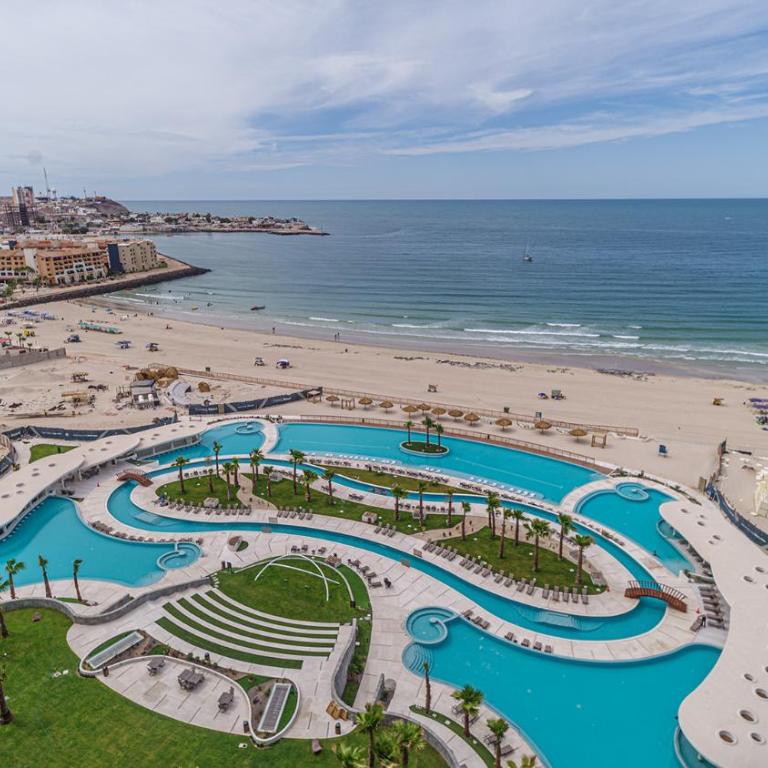 Elegant Beachfront Getaway with Unmatched Views - Ferienhaus - 26