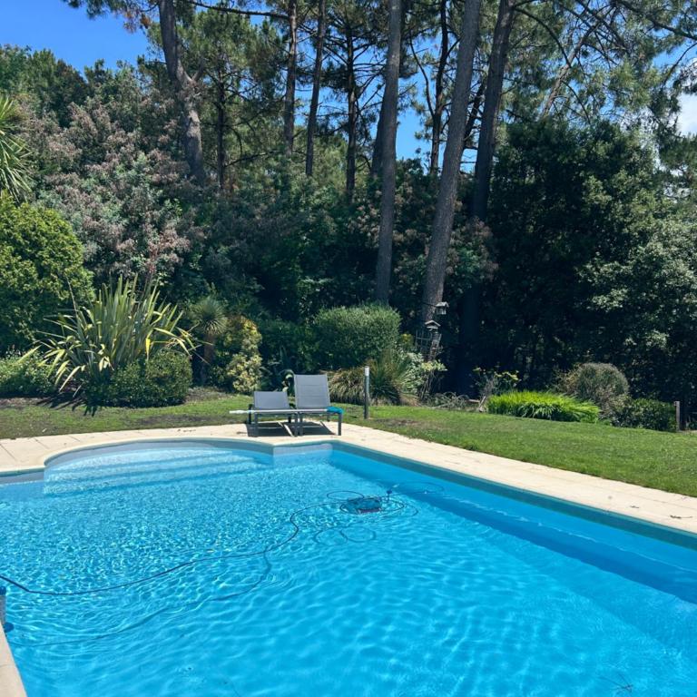 Villa Luxe piscine chauffée, 4 chambres, surplombant le golf entre océan & lac Plage à 5 min - Villa - 1