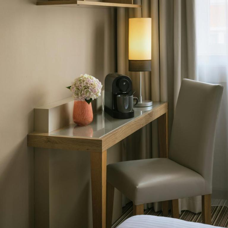 Leonardo Boutique Hotel Munich - Deluxe Triple Room - 5