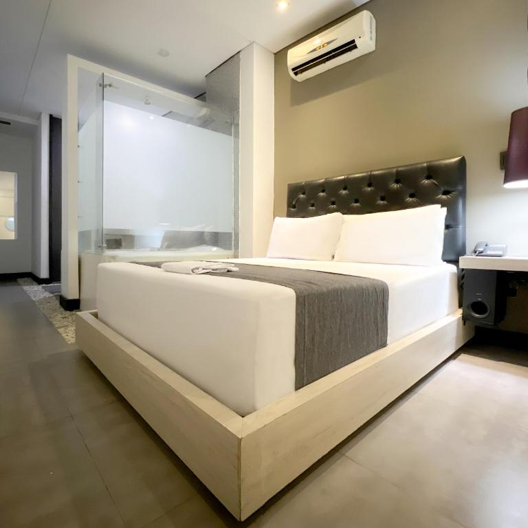 Hotel Medellin Street - Suite with Spa Bath - 5