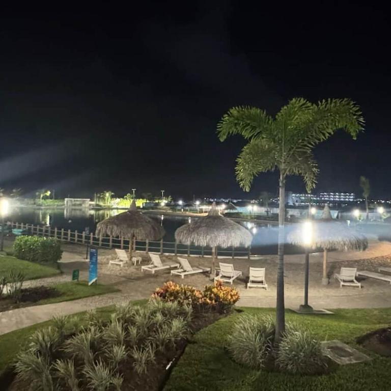 Lagoon view apartment plus exclusive amenities - Apartment - 20