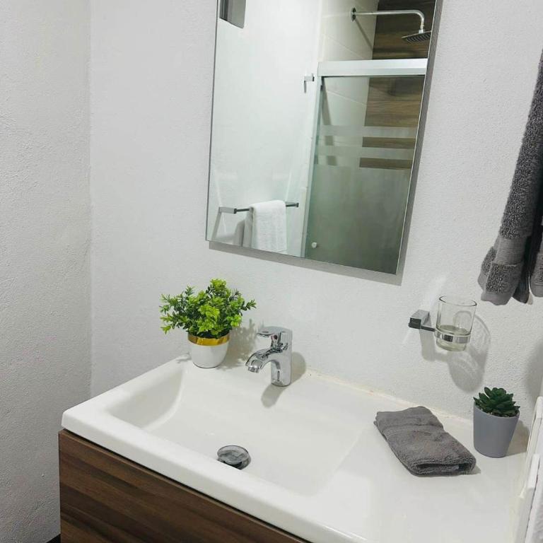 Departamento con balcón con vista a la laguna. - Apartment - 14