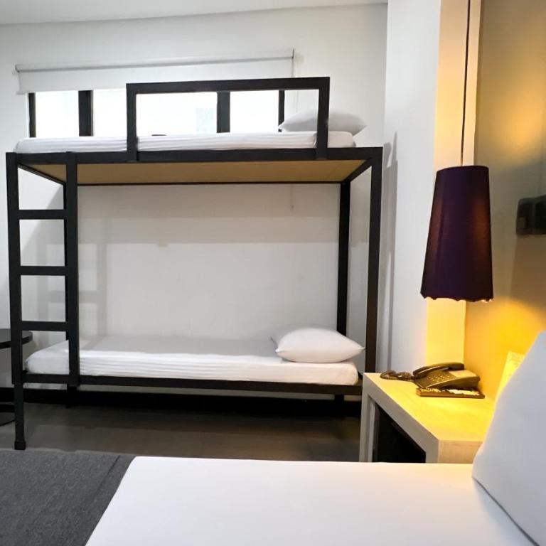 Hotel Medellin Street - Family Room - 4