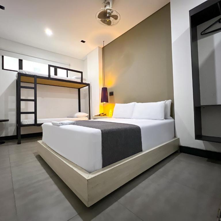 Hotel Medellin Street - Family Room - 1