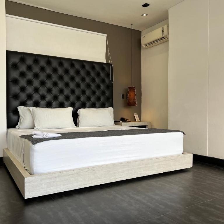 Hotel Medellin Street - Studio with Spa Bath - 6
