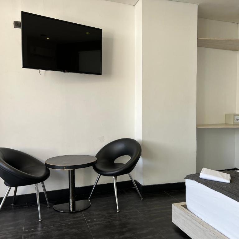 Hotel Medellin Street - Studio with Spa Bath - 4