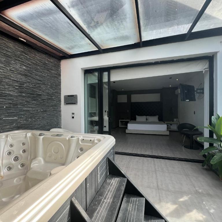Hotel Medellin Street - Studio with Spa Bath - 8
