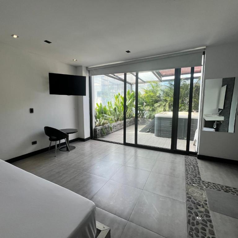 Hotel Medellin Street - Studio with Spa Bath - 2