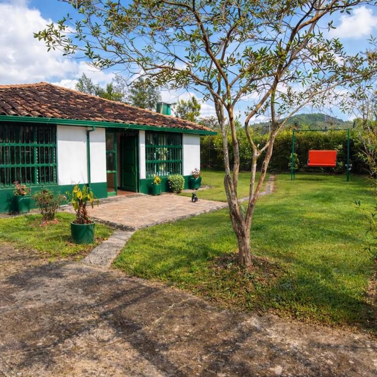 Spacious Cabin with Garden and Lake Access, Guatapé - Casa con 1 dormitorio - 2