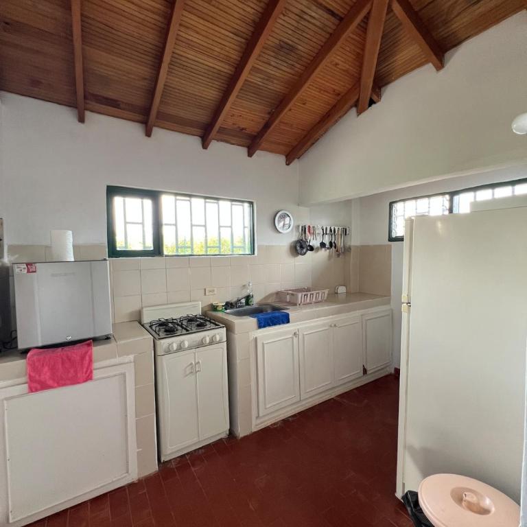 Spacious Cabin with Garden and Lake Access, Guatapé - Casa con 1 dormitorio - 4