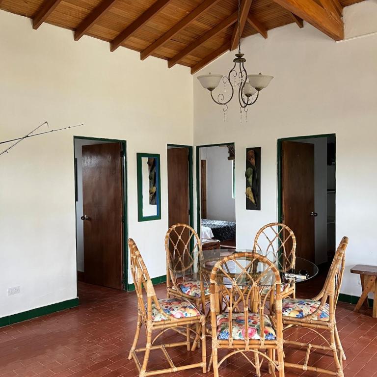 Spacious Cabin with Garden and Lake Access, Guatapé - Casa con 1 dormitorio - 9