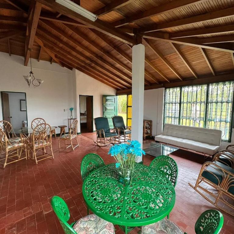 Spacious Cabin with Garden and Lake Access, Guatapé - Casa con 1 dormitorio - 10
