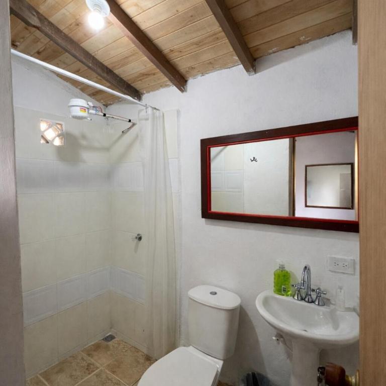 Spacious Cabin with Garden and Lake Access, Guatapé - Casa con 1 dormitorio - 11