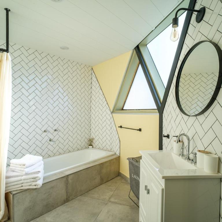 Skyline Domes - One-bedroom Loft Apartment - 8
