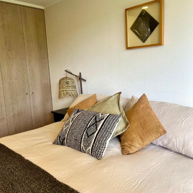 Depto en el centro con terraza y vista al Volcán - Two-Bedroom Apartment - 9