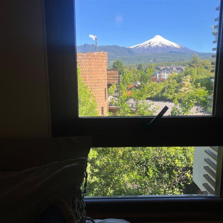 Depto en el centro con terraza y vista al Volcán - Two-Bedroom Apartment - 10