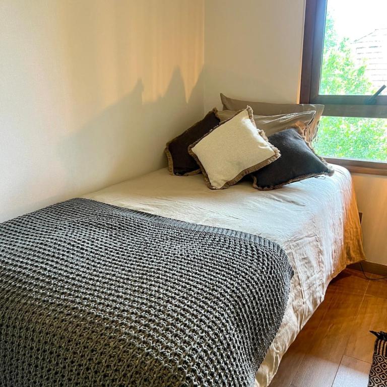 Depto en el centro con terraza y vista al Volcán - Two-Bedroom Apartment - 14