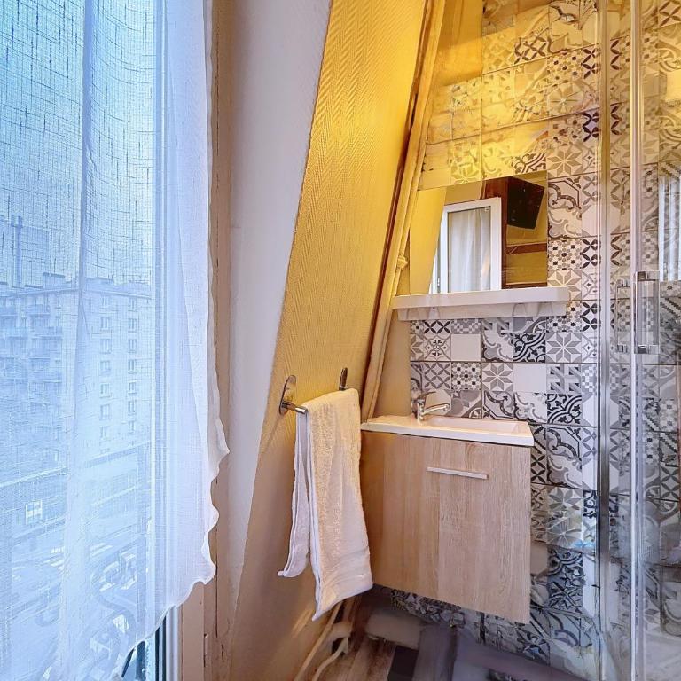 Au Fleuri hotel - Chambre Double avec Toilettes Communes - 3