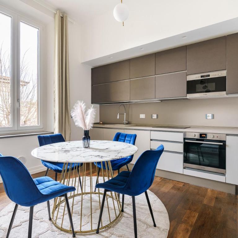 Zeus Luxe Home - Two-Bedroom Apartment - 8